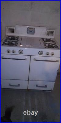 1940s-1950s Estate Vintage Range Oven and Broiler Gas Oven 1940s-1950s Estate Vintage Range Oven and Broiler Gas Oven