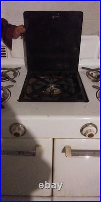1940s-1950s Estate Vintage Range Oven and Broiler Gas Oven 1940s-1950s Estate Vintage Range Oven and Broiler Gas Oven