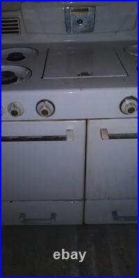 1940s-1950s Estate Vintage Range Oven and Broiler Gas Oven 1940s-1950s Estate Vintage Range Oven and Broiler Gas Oven