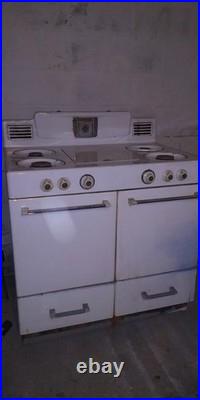 1940s-1950s Estate Vintage Range Oven and Broiler Gas Oven 1940s-1950s Estate Vintage Range Oven and Broiler Gas Oven