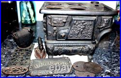 ANTIQUE LIBERTY SALESMAN SAMPLE CAST IRON MINIATURE/TOY STOVE WithACCESSORIES