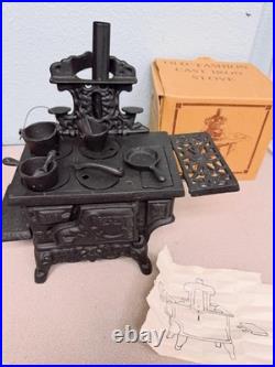 American MINIATURE CAST-IRON STOVE Crescent Salesmans Sample, Vintage Toy NICE