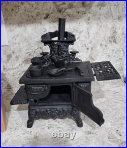 American MINIATURE CAST-IRON STOVE Crescent Salesmans Sample, Vintage Toy NICE
