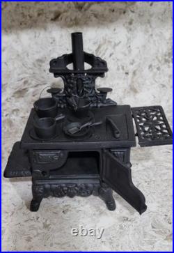 American MINIATURE CAST-IRON STOVE Crescent Salesmans Sample, Vintage Toy NICE