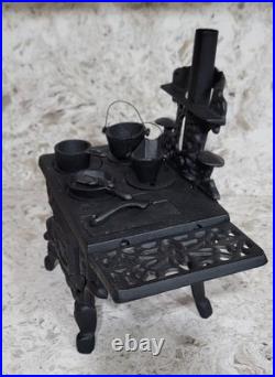 American MINIATURE CAST-IRON STOVE Crescent Salesmans Sample, Vintage Toy NICE