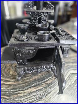 Antique Resident cast iron stove vendor model