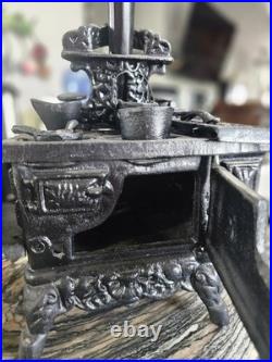 Antique Resident cast iron stove vendor model