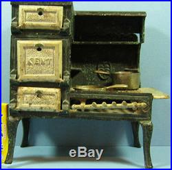 Kent Original Old Cast Iron Toy Cook Stove & Two Matching Pans T39
