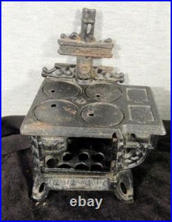 Lot Of Graycraft Cast Iron Stoves And Accessories Lot Includes Th (ezs002648)