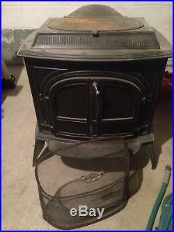 Vermont Castings Vigilant Wood Stove withscreen