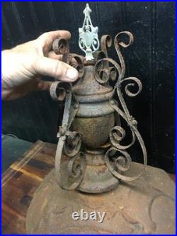 Vintage Antique Parlor Potbelly Stove Burner Cast Iron Top with Finial