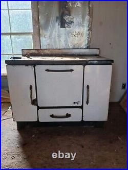 Vintage Antique Wood Burning Cook Stove By Lakeside Foundry in Chicago, IL