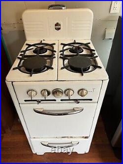 White Wedgewood Vintage 1950's Style Apartment Stove (Gas)