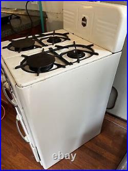 White Wedgewood Vintage 1950's Style Apartment Stove (Gas)
